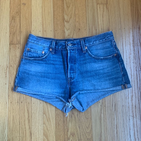 Levi’s 501 cut off shorts. Size 28. - Picture 2 of 7